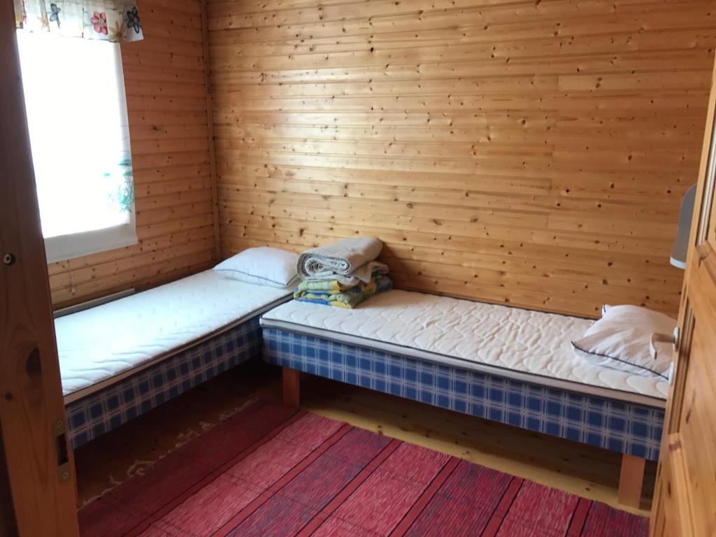 a room with two beds in a sauna at Hannunluhdan Lomamökit in Karijoki