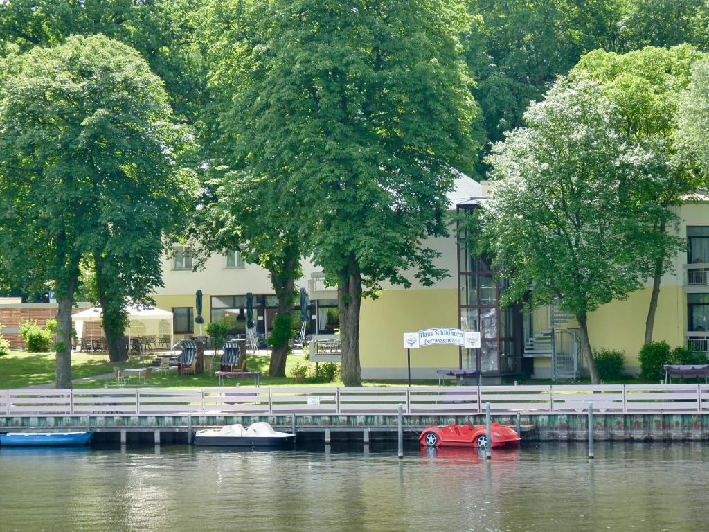 Výhled na řeku, která protéká v blízkosti hotelu