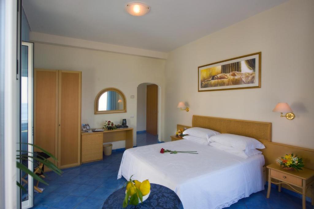 Un pat sau paturi într-o cameră la Hotel Pensione Reale