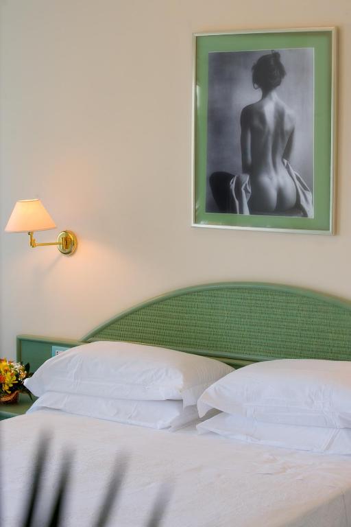 Un pat sau paturi într-o cameră la Hotel Pensione Reale