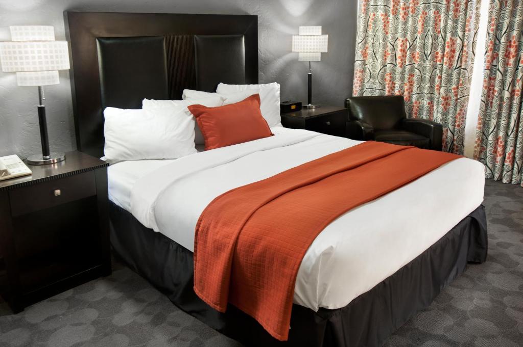 Postel nebo postele na pokoji v ubytování Golden Gate Casino Hotel