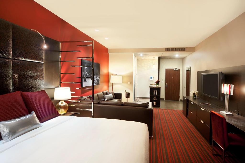 Postel nebo postele na pokoji v ubytování Golden Gate Casino Hotel