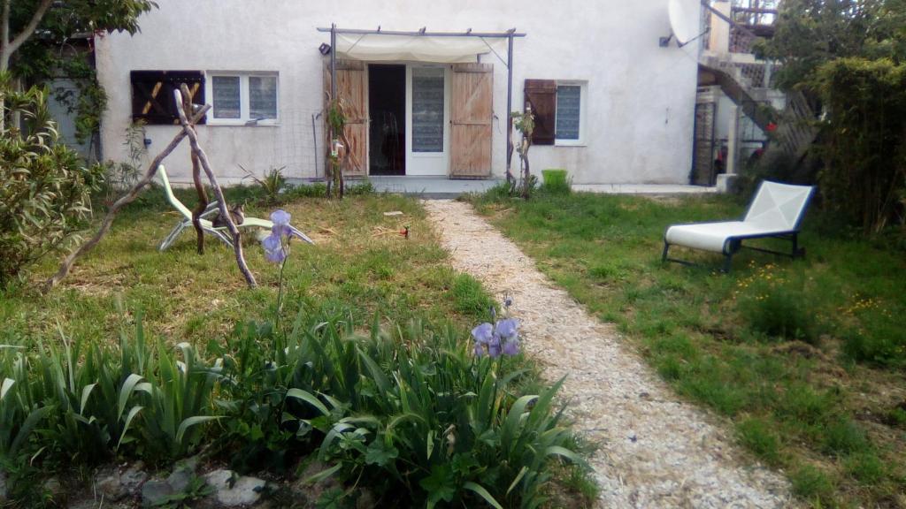 a yard with a chair and a house at le Galinier in Marseille