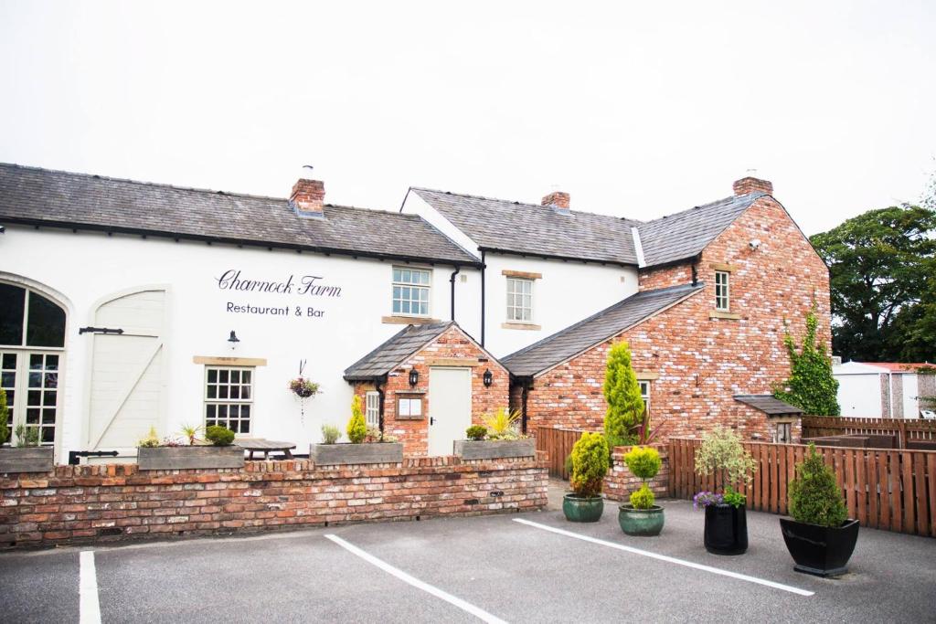 ein Gebäude mit einem Schild, das Hampton Inn liest in der Unterkunft Charnock Farm Motel in Leyland