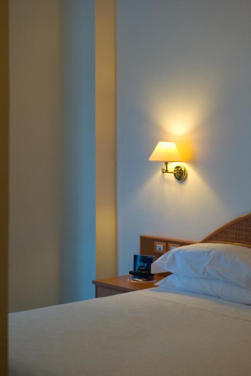 Un pat sau paturi într-o cameră la Hotel Pensione Reale