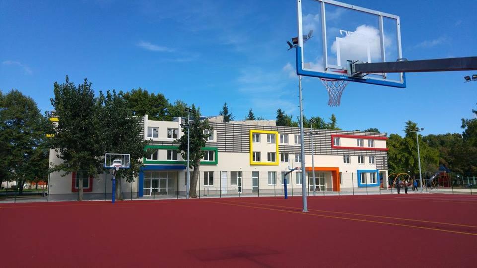 un canestro da basket di fronte a un edificio di Youth Centre Plovdiv a Plovdiv