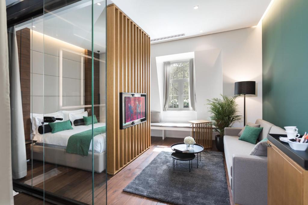 una camera con letto e un soggiorno con divano di Dominic Smart & Luxury Suites - Parliament a Belgrado