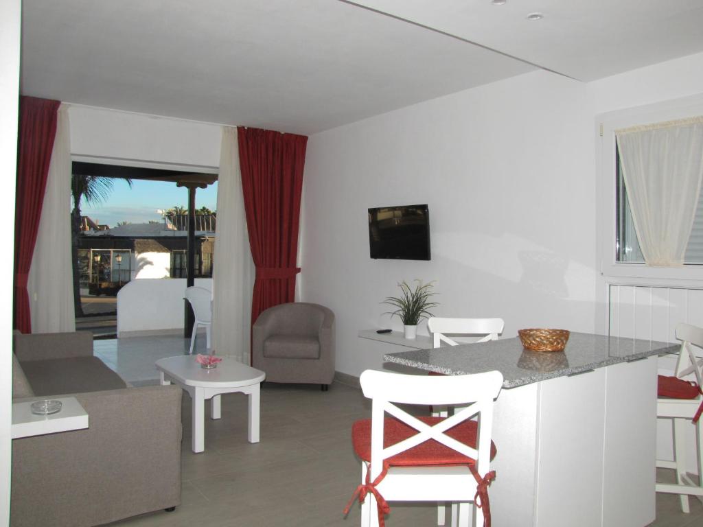 A television and/or entertainment centre at Bungalows Playa Limones