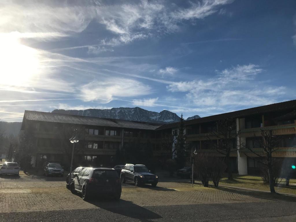 um carro estacionado num parque de estacionamento ao lado de um edifício em Chiemgau Apartments II (Schuhbaum) em Inzell