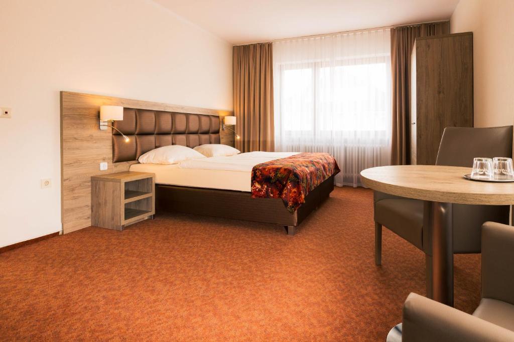 Säng eller sängar i ett rum på Strand Hotel Nordsee, Hotel Deichläufer