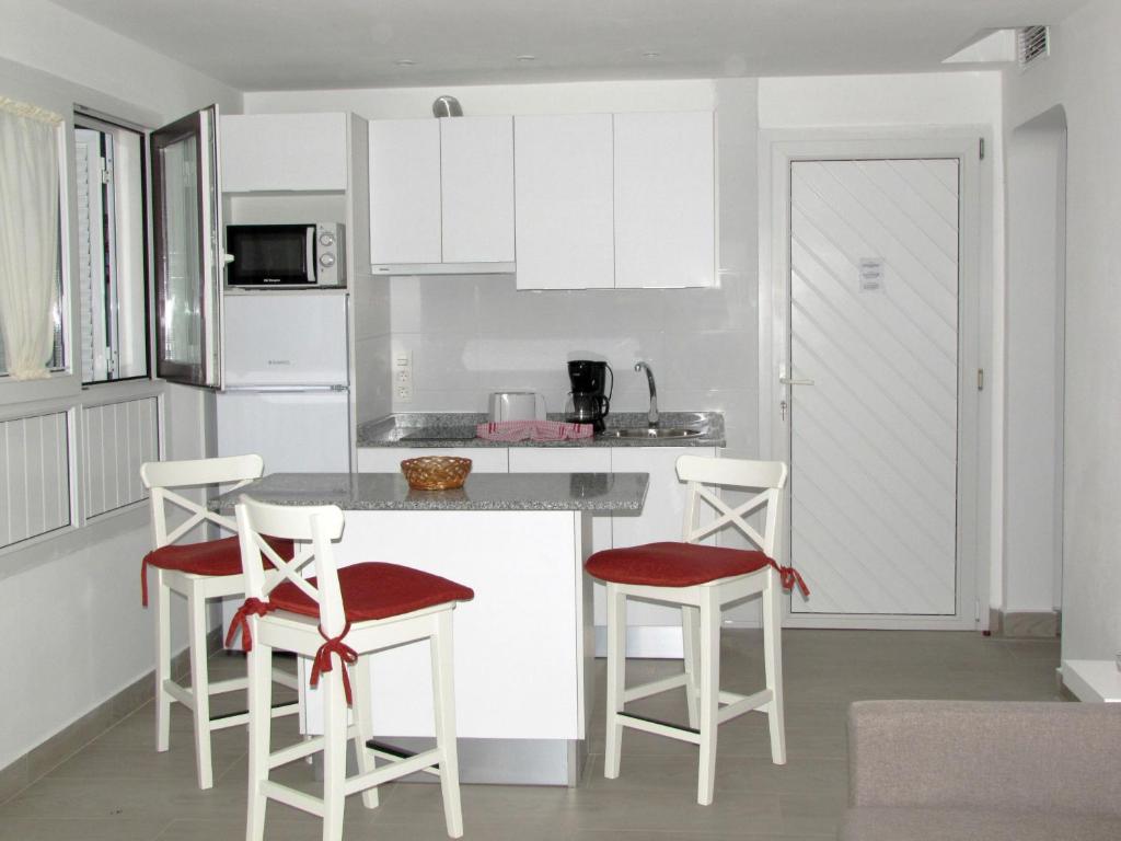 A kitchen or kitchenette at Bungalows Playa Limones