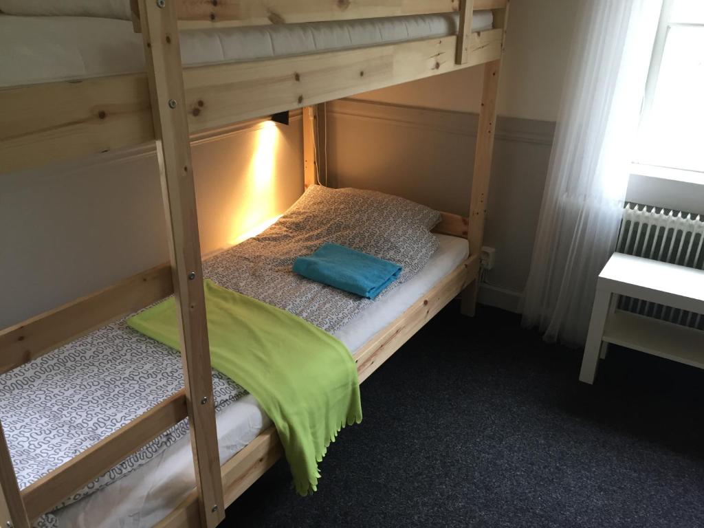 a bedroom with two bunk beds in a room at Tranås Vandrarhem in Tranås