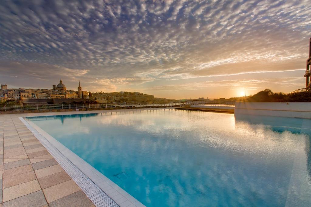 einen Pool mit Stadtblick in der Unterkunft Marvellous Apartment in Tigne Point in Sliema