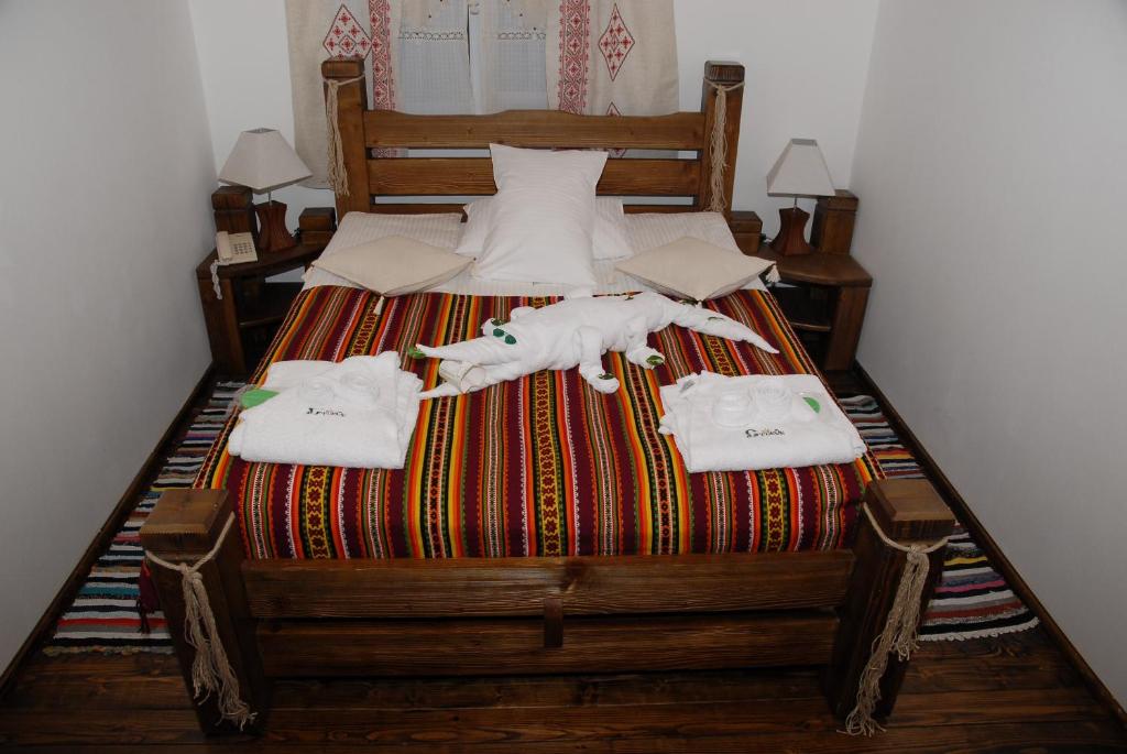 מיטה או מיטות בחדר ב-Туристично розважальний комплекс "Стіжок"