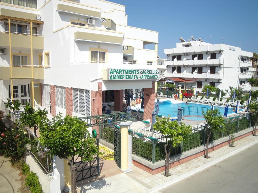 Bazén v ubytování Agrellis Apartments nebo v jeho okolí