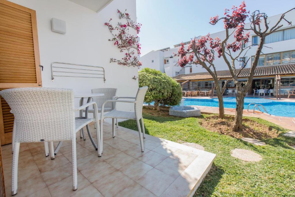 The swimming pool at or close to Aparthotel Flora