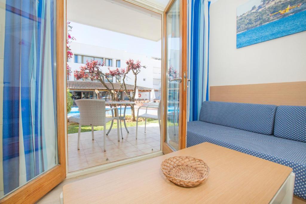 A balcony or terrace at Aparthotel Flora