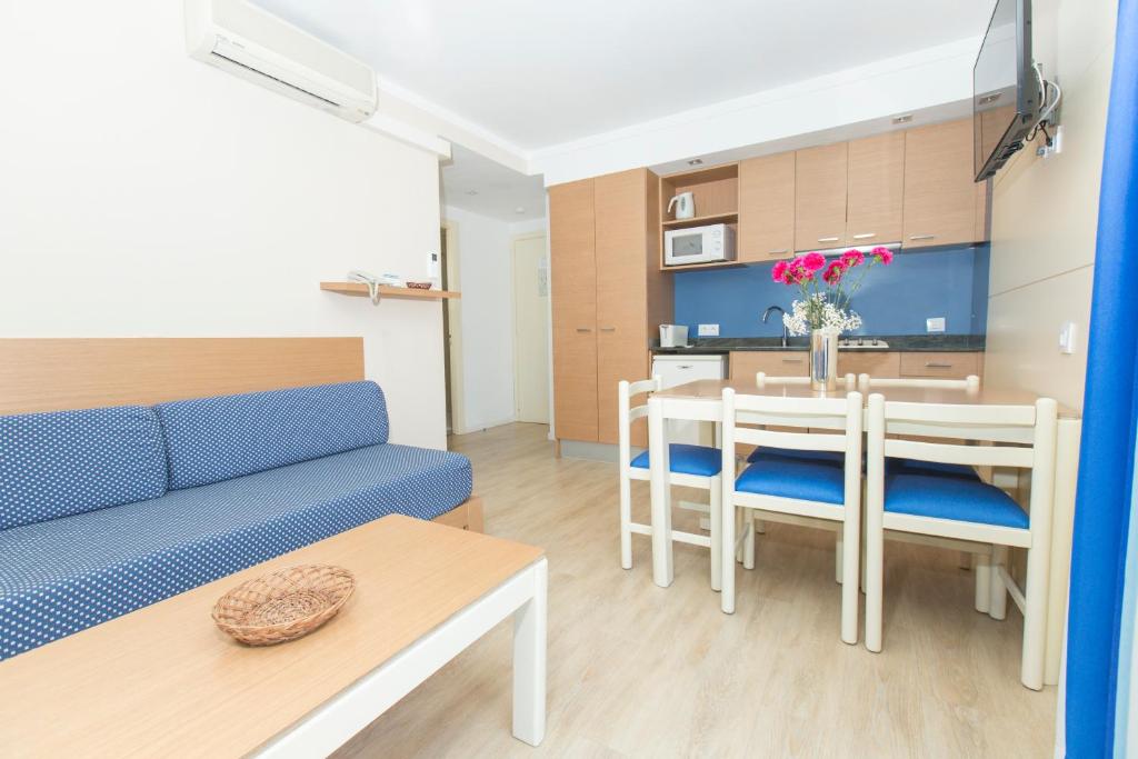 A kitchen or kitchenette at Aparthotel Flora