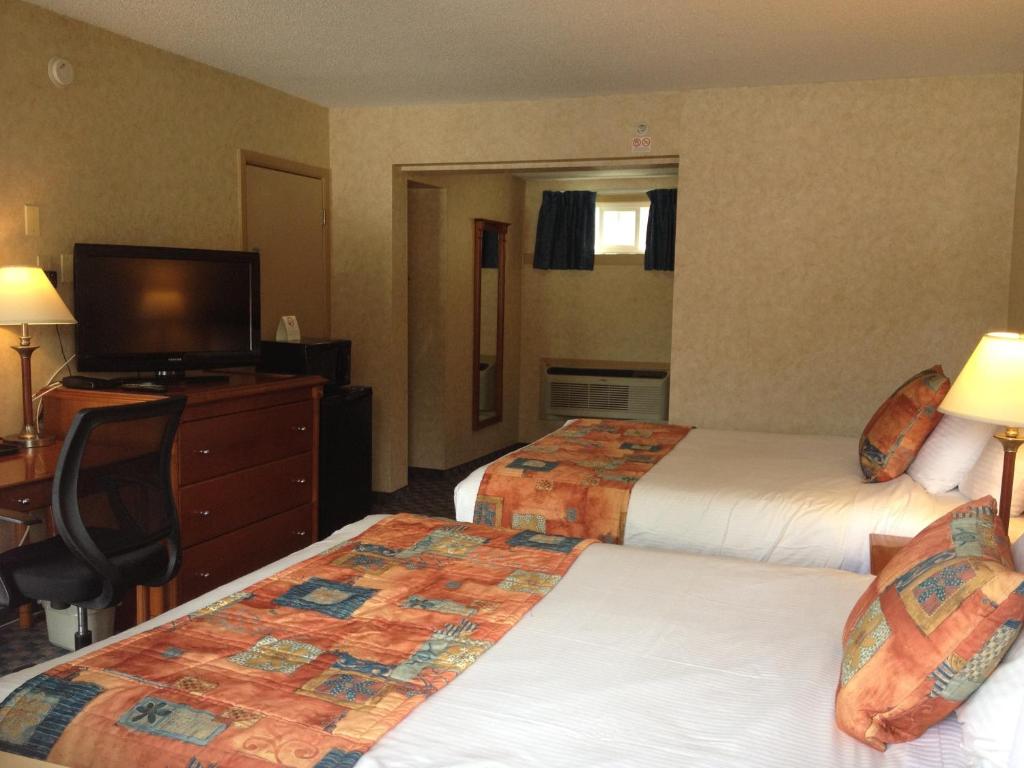 Postel nebo postele na pokoji v ubytování North Vancouver Hotel