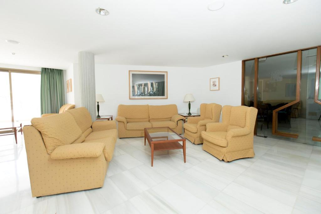 A seating area at Aparthotel Flora
