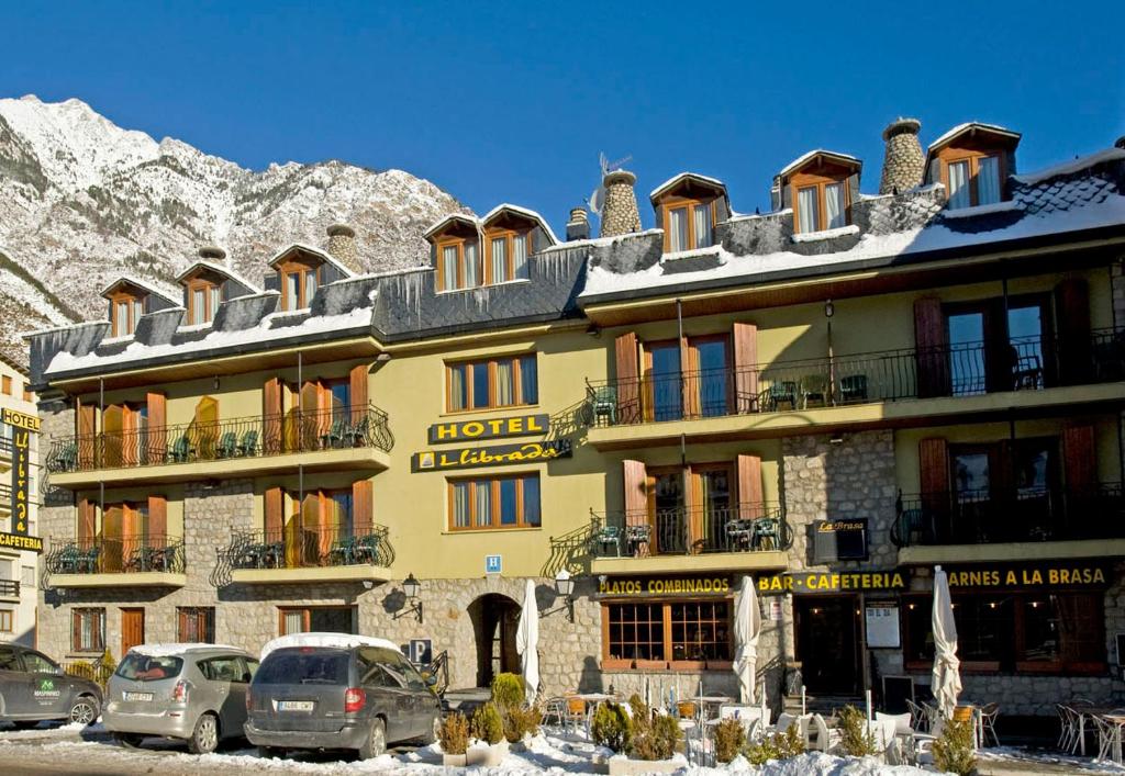 Nespecifikovaný výhled na hory nebo výhled na hory při pohledu z hotelu