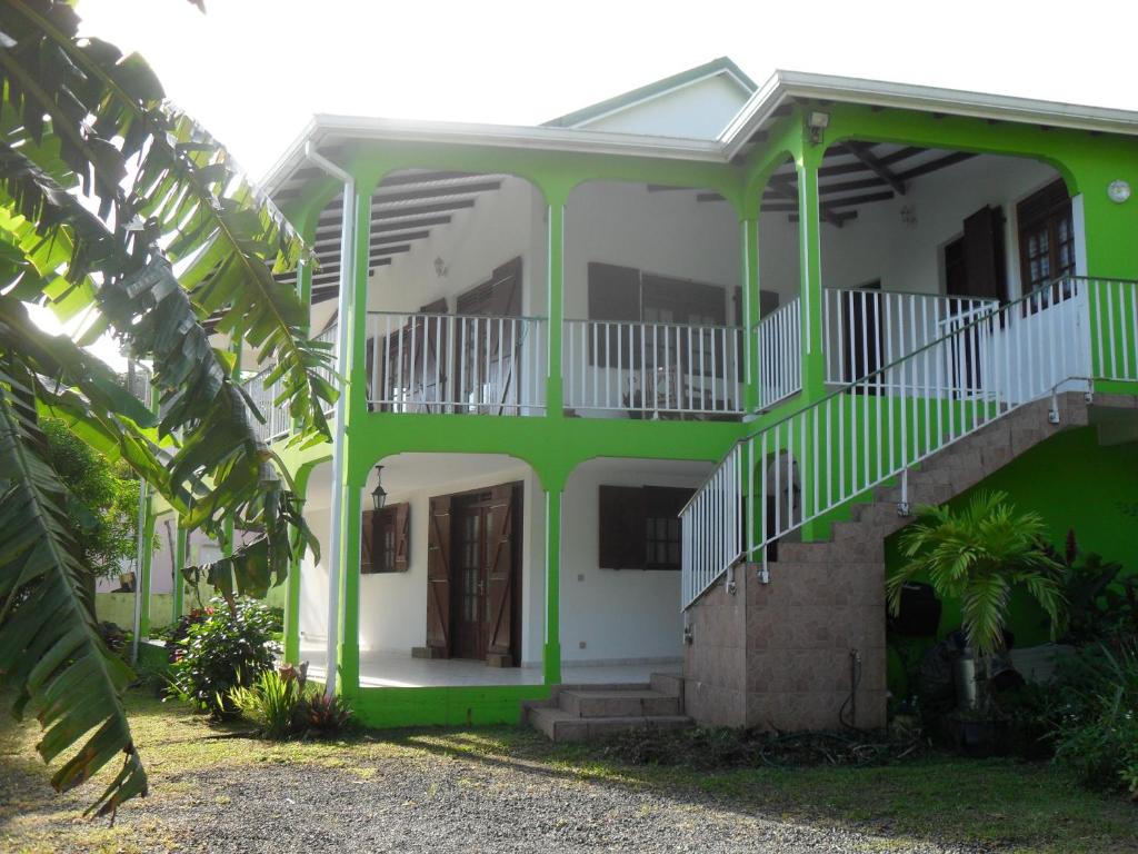 Casa verde y blanca con balcón en Jardin Bananier, en Deshaies