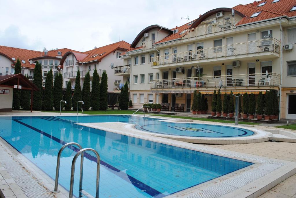 Bazén v ubytování Wellness Lurkó Apartman nebo v jeho okolí