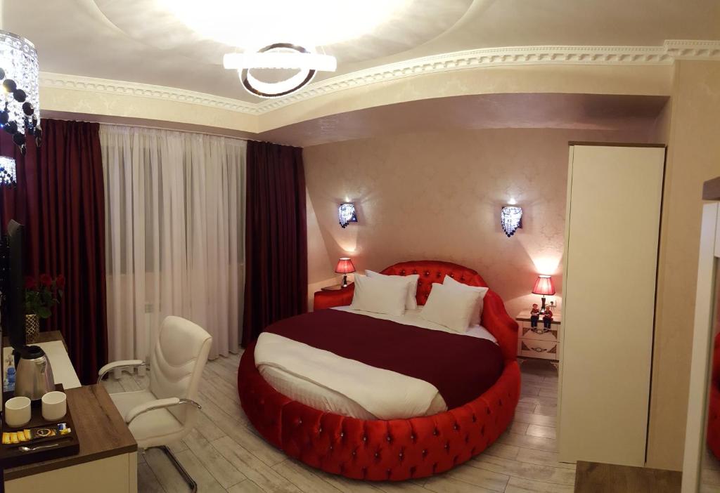 Postel nebo postele na pokoji v ubytování English Home Hotel Tbilisi