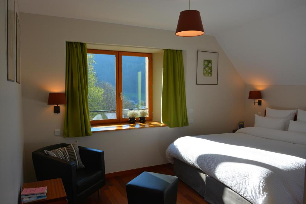 ヴィラール・ド・ランにあるVal Lachardのベッドルーム1室(ベッド1台付)、窓(緑のカーテン付)