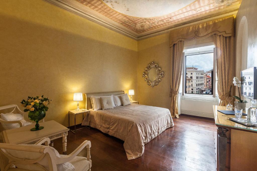 ローマにあるPrestigious Apartment Piazza Navonaのベッドルーム1室(ベッド1台、大きな窓付)