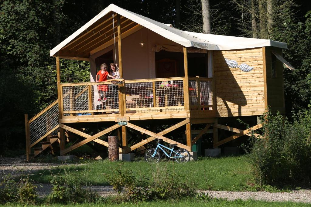 twee mensen op de veranda van een boomhut bij Clos Cacheleux in Miannay