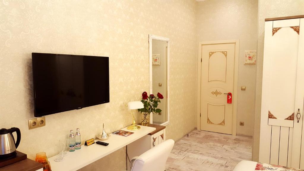 TV a/nebo společenská místnost v ubytování English Home Hotel Tbilisi