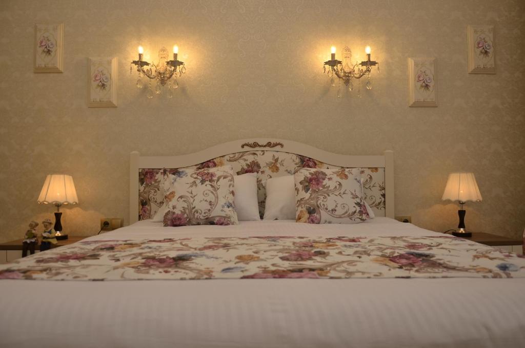 Postel nebo postele na pokoji v ubytování English Home Hotel Tbilisi