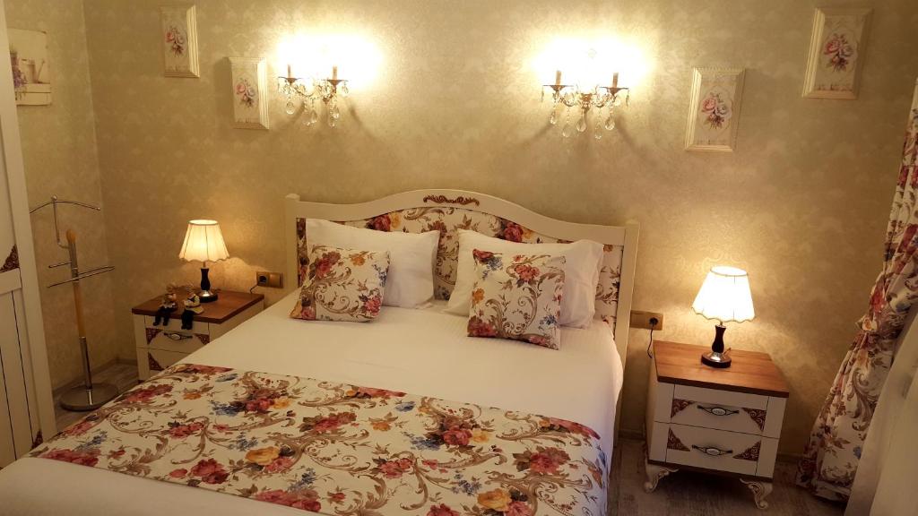 Postel nebo postele na pokoji v ubytování English Home Hotel Tbilisi