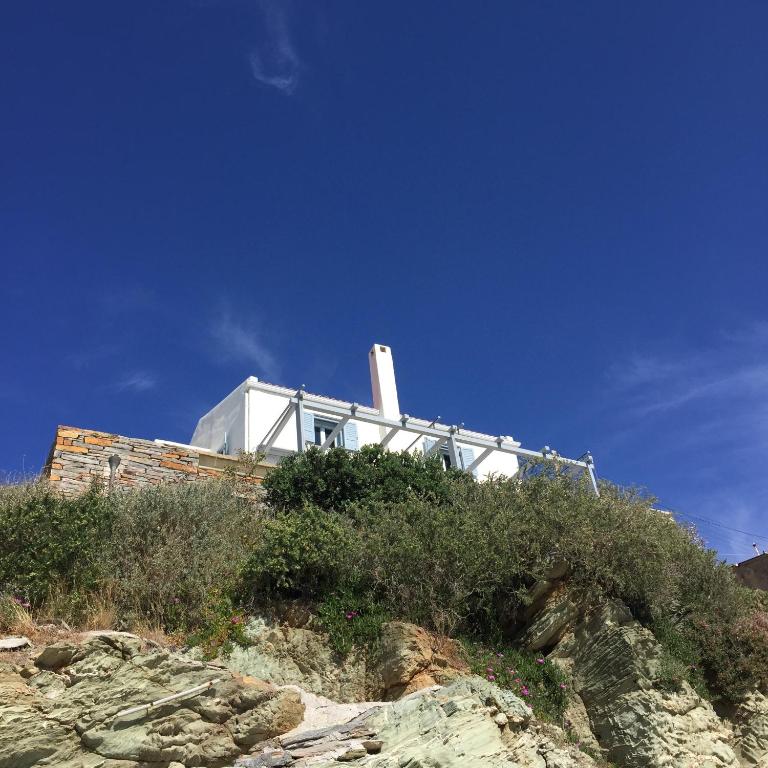 a white house sitting on top of a cliff at Seaside Heaven in Otziás
