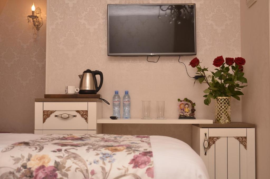 Postel nebo postele na pokoji v ubytování English Home Hotel Tbilisi