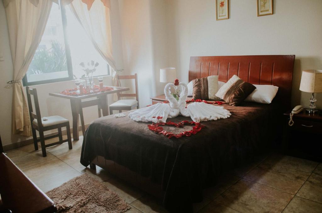 una camera con letto e tavolo con tavolo di Hotel Onix Gold a Guayaquil