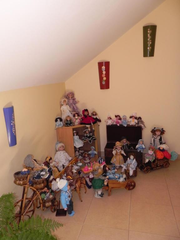 a room filled with lots of stuffed animals at O Lar de Carmiña in Devesa