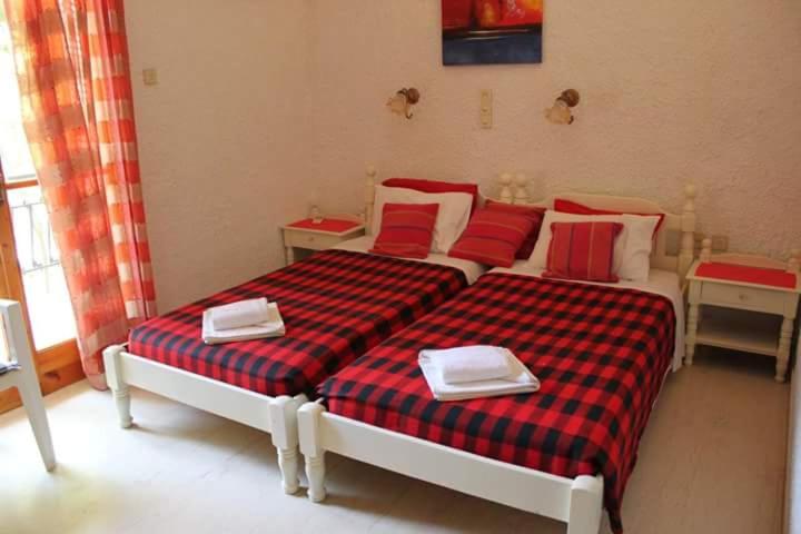 Postel nebo postele na pokoji v ubytování Artemis Rooms