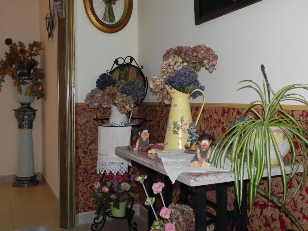 a room with vases and dolls on a table at O Lar de Carmiña in Devesa
