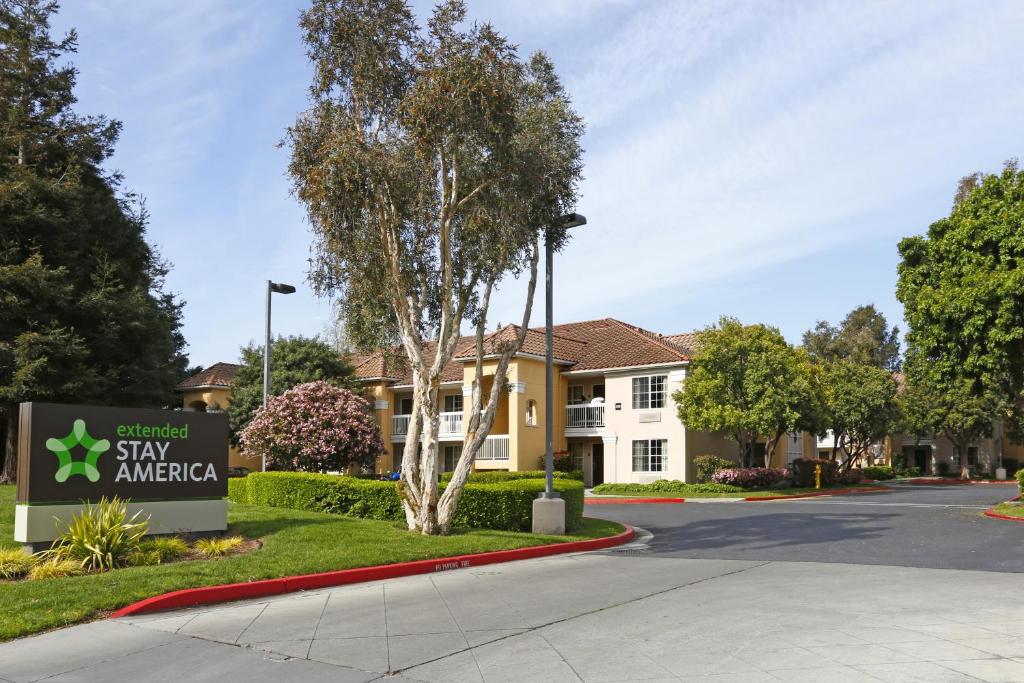 Um sinal em frente ao Astay America Building. em Extended Stay America Suites - San Jose - Sunnyvale em Sunnyvale