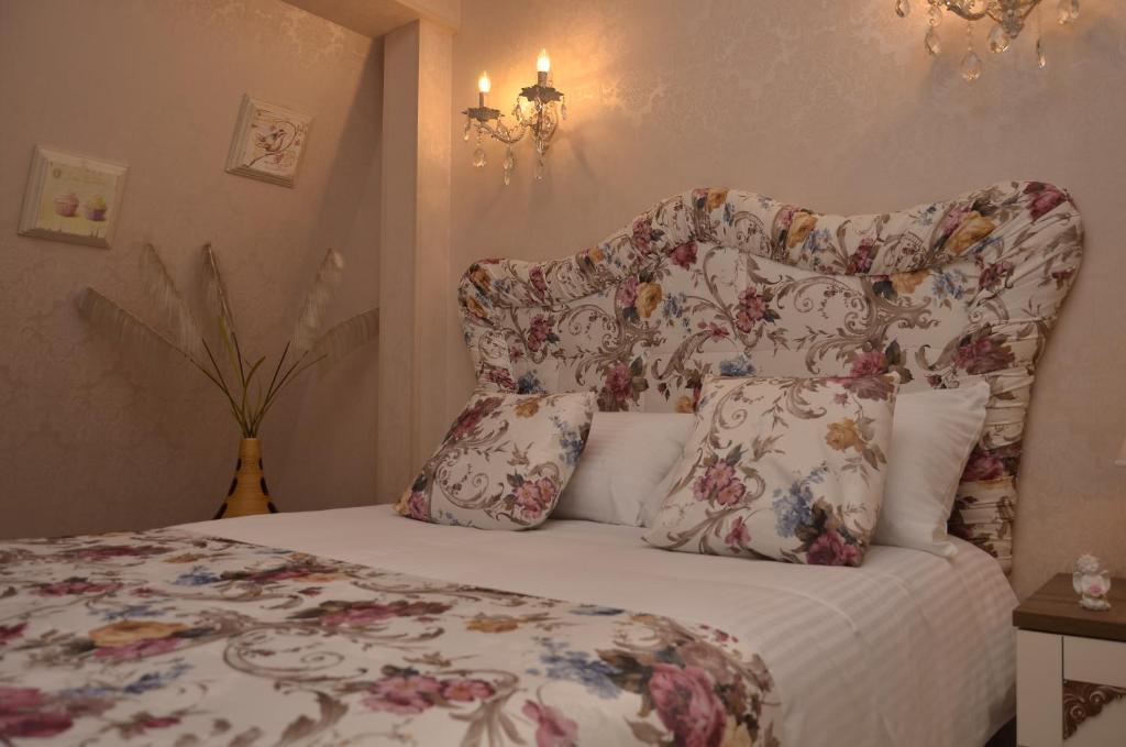 Postel nebo postele na pokoji v ubytování English Home Hotel Tbilisi