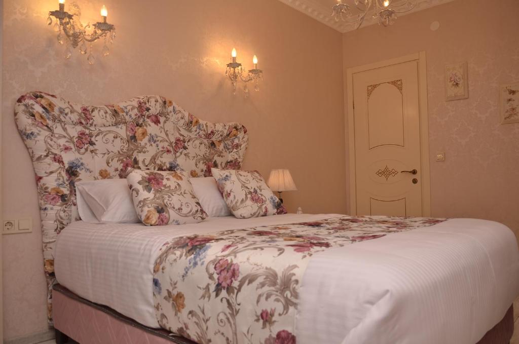 Postel nebo postele na pokoji v ubytování English Home Hotel Tbilisi