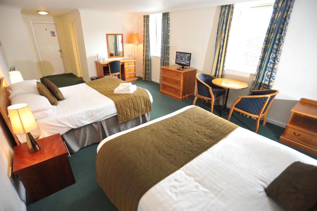 Postel nebo postele na pokoji v ubytování Golden Lion Hotel