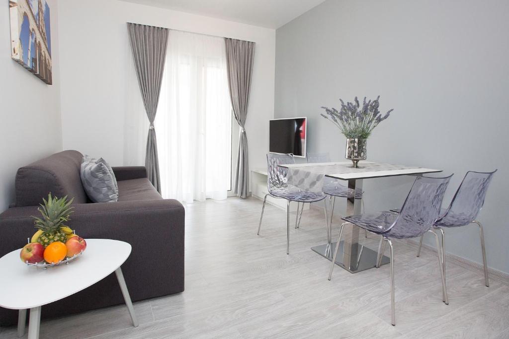 Televízia a/alebo spoločenská miestnosť v ubytovaní Villa Apartments Art