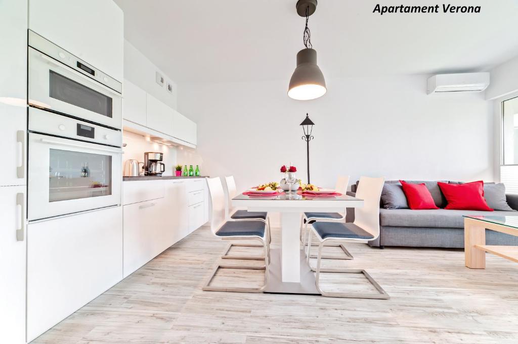 Kuchyň nebo kuchyňský kout v ubytování Apartamenty Homely Place Casa Verona - Stary Rynek - Parking
