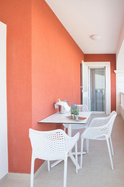 Villa Apartments Art - 9