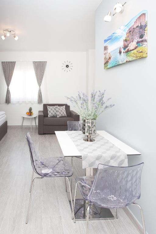 Villa Apartments Art - 8