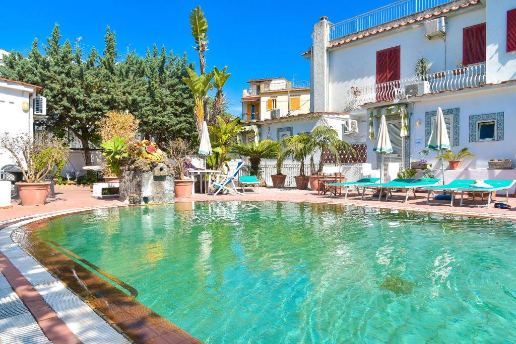 una gran piscina en medio de un edificio en Charme Hotel La Villa Tina en Isquia