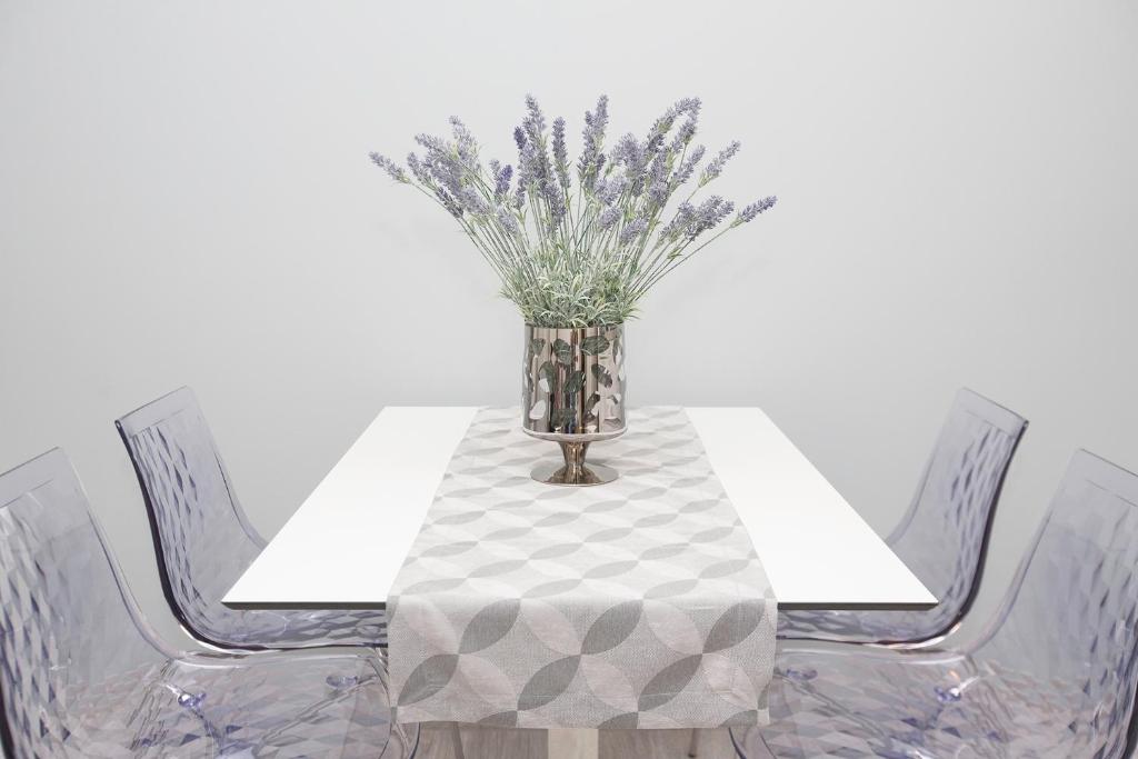 Villa Apartments Art - 17